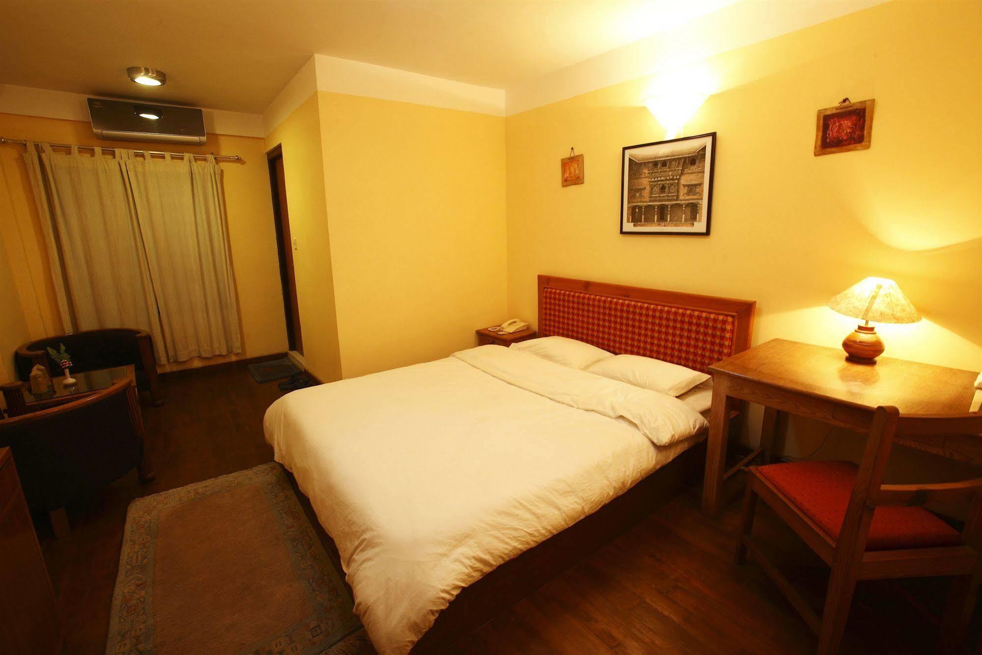 Royal Astoria Hotel Катманду Екстер'єр фото